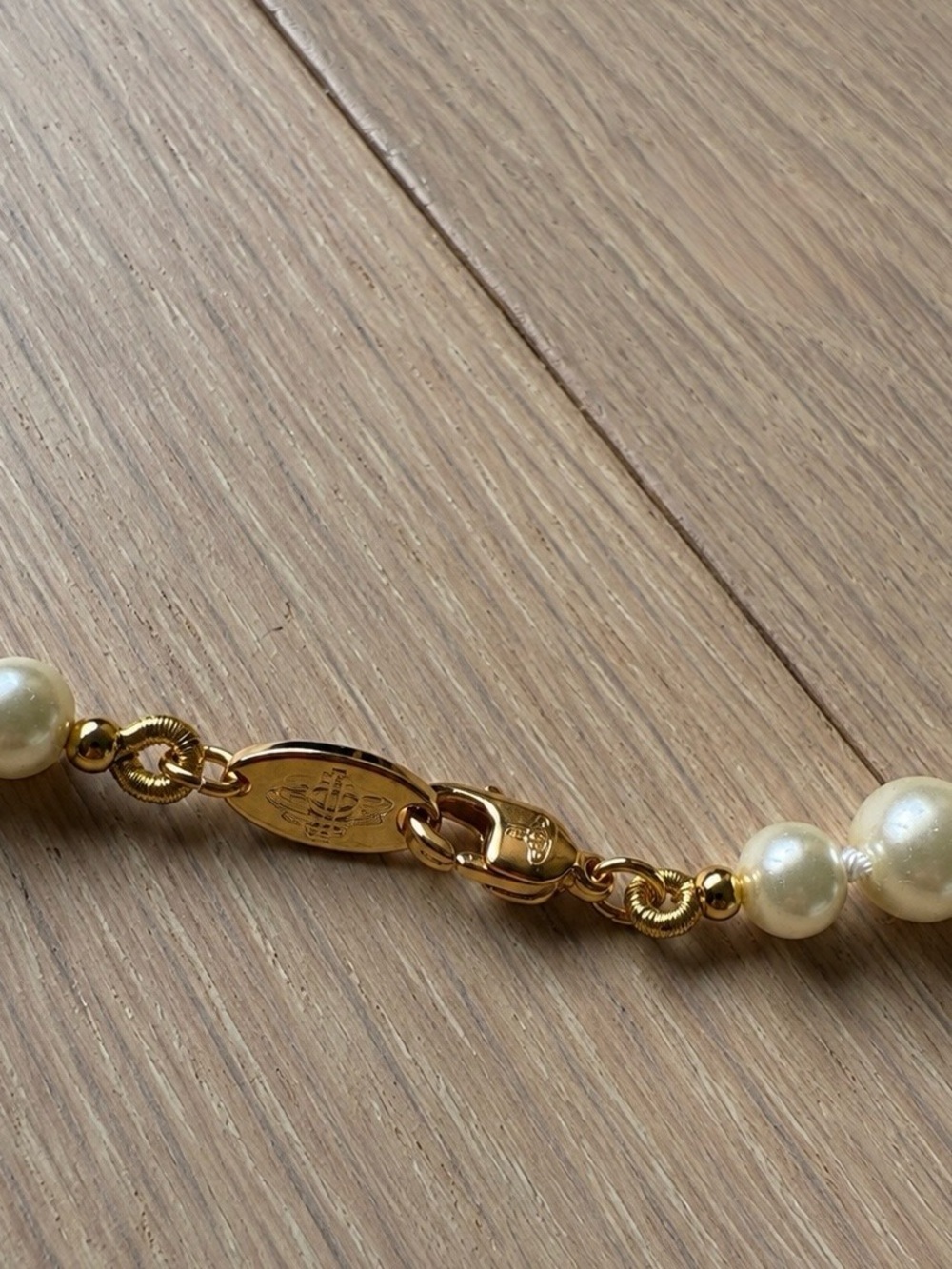 Vivienne Westwood One Row Pearl Bas Relief Choker – Gold / Cream Pearl - Picture 7 of 12